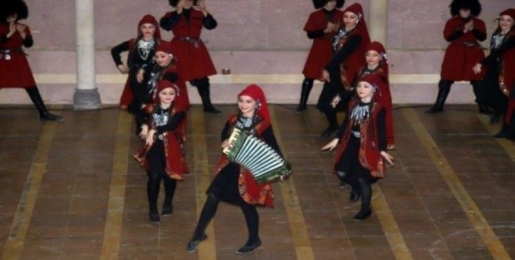 Gürcistan halk dansları topluluğunun gösterisi büyük beğeni kazandı