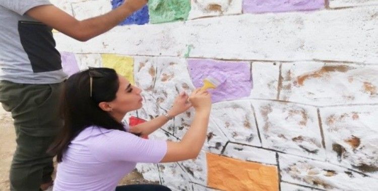 Silvan’da öğretmen ve öğrenciler okul duvarını boyadı