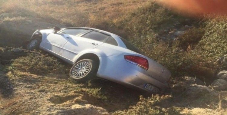Manisa’da otomobil şarampole yuvarlandı: 2 yaralı