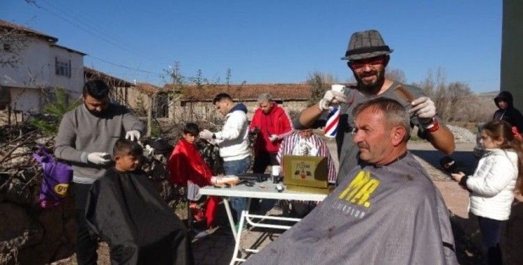 Köy köy gezip ücretsiz saç tıraşı yapıyor