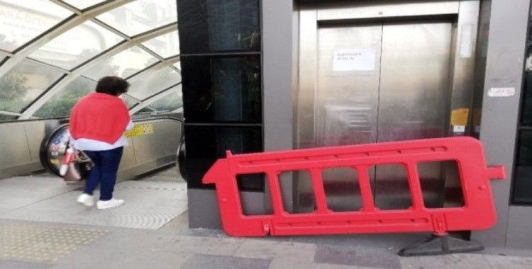 (Özel) Metrobüs’te bozuk asansör rezilliği