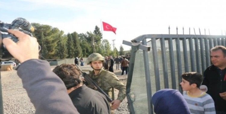 Türk askerini alnından öpen Suriyeliler yıllar sonra kavuştukları topraklarda secdeye kapandı