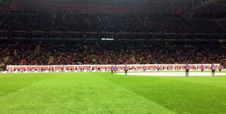 Galatasaray taraftarı Öğretmenler Günü’nü unutmadı