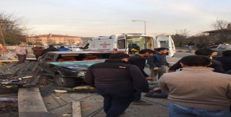 Yoldan çıkan otomobil inşaat işçilerine çarptı: 2 yaralı