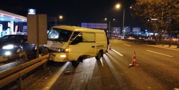Panelvan minibüs bariyerlere çarptı: 1 yaralı