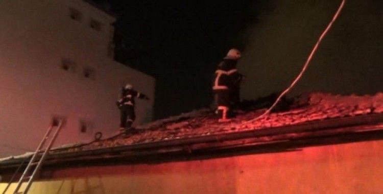 Tek katlı evde çıkan yangında mahsur kalan aile kurtarıldı