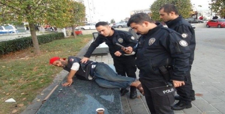 Taksim’de alkollü şahıs kavga ettiği kağıt toplayıcısını bıçakladı