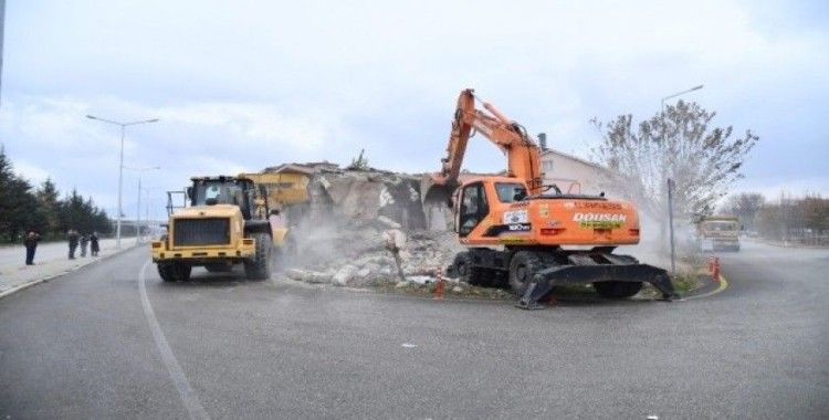 Isparta Belediyesi yol üzerinde kalan beşinci evi de yıktı