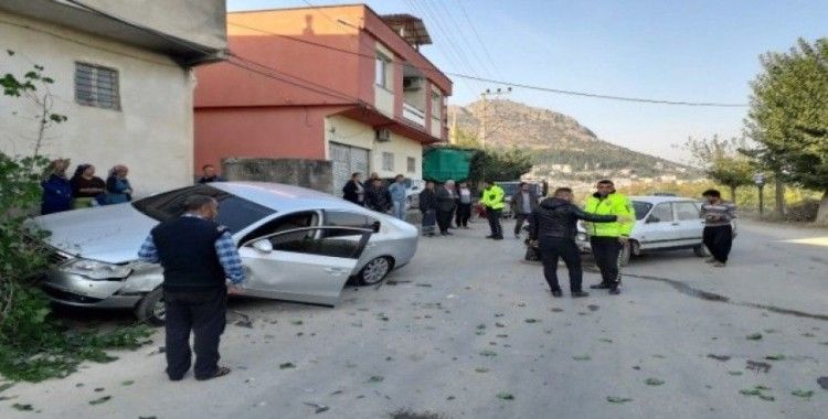 Kozan’da otomobiller kafa kafaya çarpıştı: 1 yaralı
