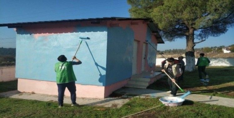 Öğretmenler Gününde köy okulunu boyadılar