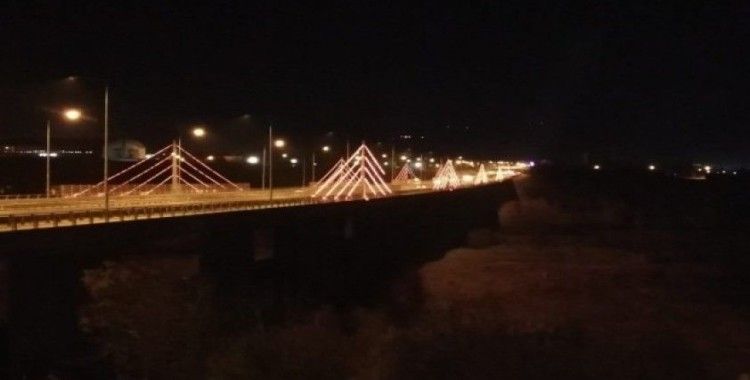 547 metrelik köprünün ışıkları, kadınlar için turuncu yandı