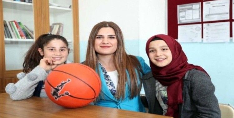 Mardin Büyükşehir Belediyesi’nden okullara top desteği