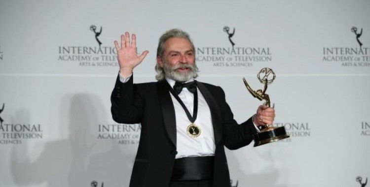 Haluk Bilginer, Emmy Ödülleri'nde 'en iyi erkek oyuncu' seçildi