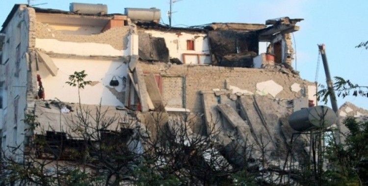 Arnavutluk depreminde ölü sayısı 9'a yükseldi