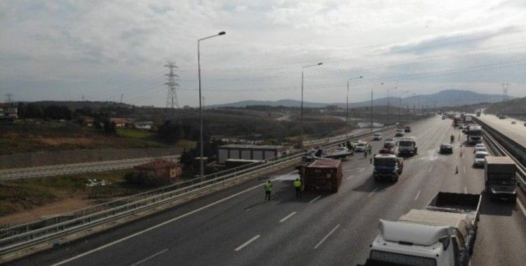 Kuzey Marmara otoyolunda ciple çarpışan kamyon devrildi