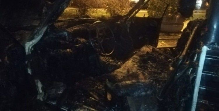 İzmir’de park halindeki araç alev alev yandı
