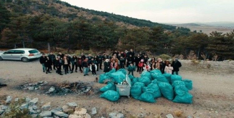 Konya’da aileler çocuklarıyla 1 ton çöp topladı