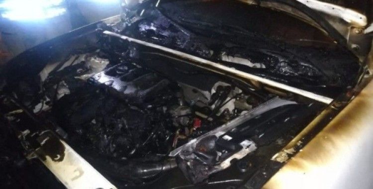İzmir’de park halindeki araçta elektrik kontağından yangın çıktı
