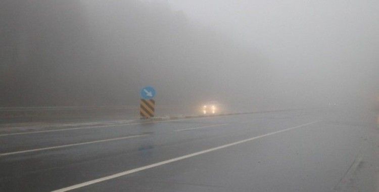 Bolu Dağı'nda sis nedeniyle görüş mesafesi 20 metreye kadar düştü