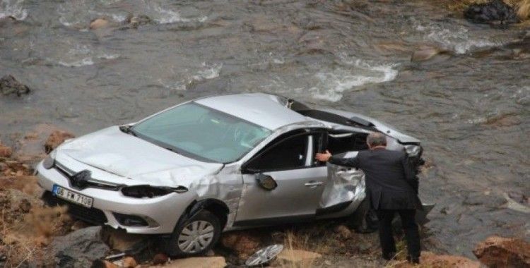 Sivas’ta otomobil ırmağa uçtu: 2 yaralı