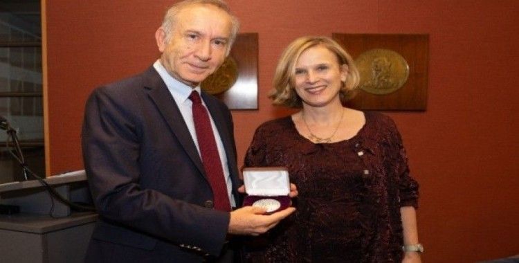 The Archer Huntington Ödülü’nü alan ilk Türk Prof. Dr. Oğuz Tekin oldu