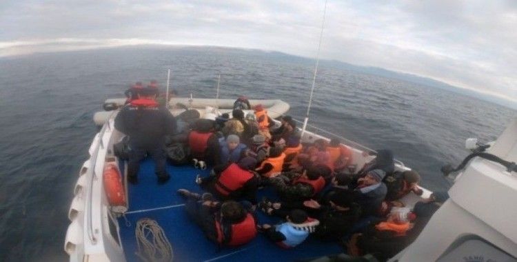 Ayvalık'ta 35 düzensiz göçmen Sahil Güvenlik ekiplerine yakalandı