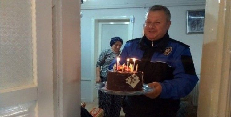 Genç kıza polislerden doğum günü sürprizi