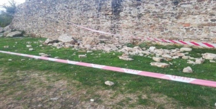 Arnavutluk'ta deprem sonrası 500 yıllık Preza Kalesi'nin duvarları yıkıldı