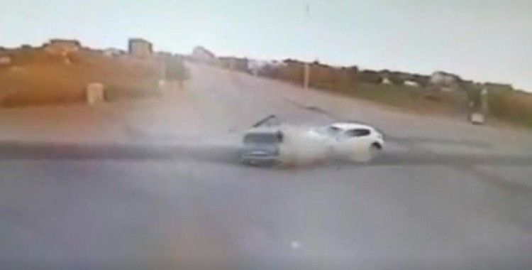 Konya’da iki otomobilin çarpışma anı kamerada