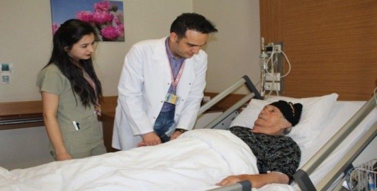 85 yaşındaki hasta kapalı ameliyat yöntemi ile sağlığına kavuştu