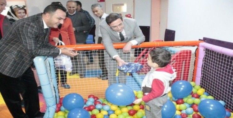 MHP'li Kayaalp, engelli miniklere oyuncak dağıttı
