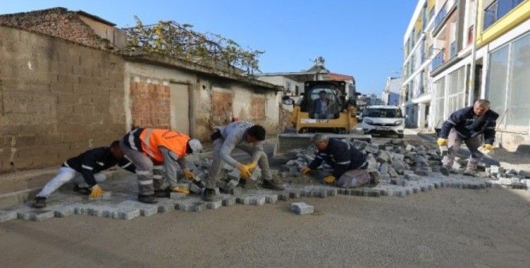 Ata Mahallesi’nde yol yenileme çalışmaları sürüyor