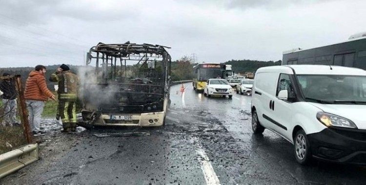 Arnavutköy'de yolcu minibüsü alev alev yandı, facianın eşiğinden dönüldü