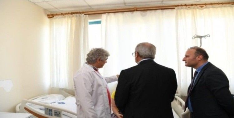 Vali Karaloğlu, çift kol nakilli hastayı ziyaret etti