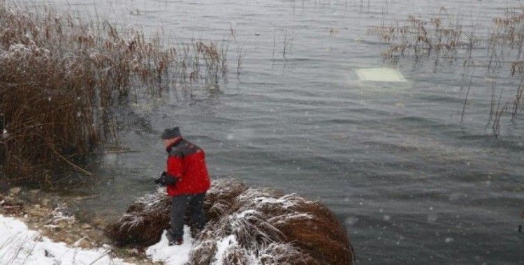 Abant Gölü’ne uçan otomobildeki 2 kişi yüzerek kurtuldu