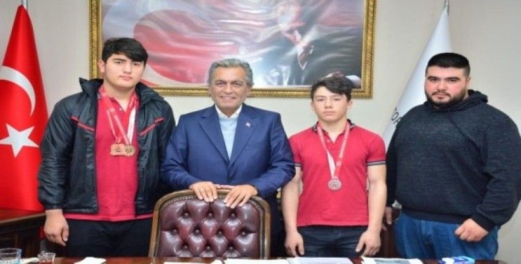 Şampiyonlar ayağının tozuyla Başkan Uygur’u ziyaret etti