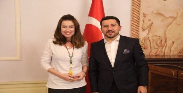 Ünlü oyuncu İpek Tuzcuoğlu, Belediye Başkanı Arı’yı ziyaret etti