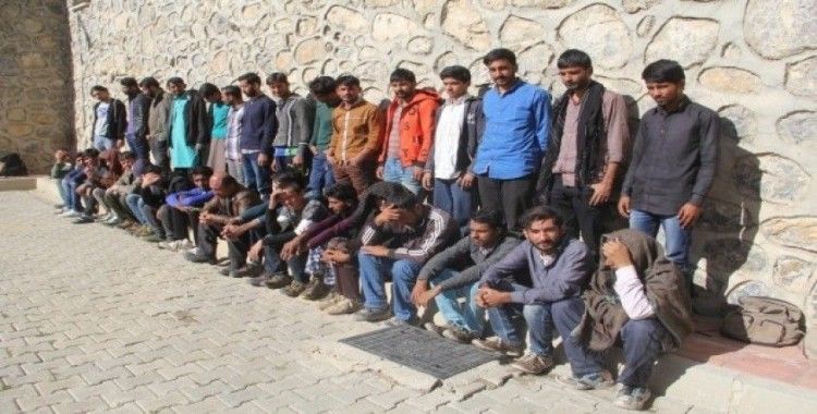 Başkale’de 39 düzensiz göçmen yakalandı