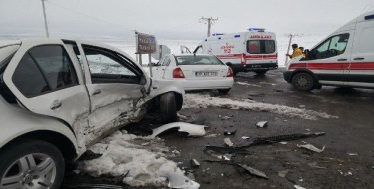 Aksaray’da iki otomobil çarpıştı: 6 yaralı
