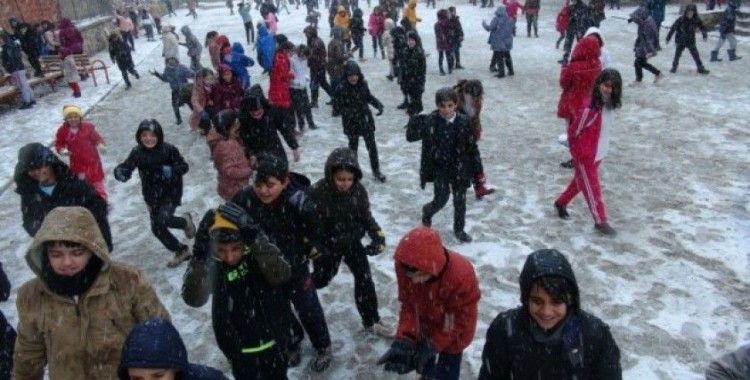 Doğanşehir’de kar yağışı çocukları sevindirdi