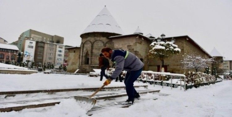Yakutiye Belediyesi karla mücadelede yoğun mesai başlattı