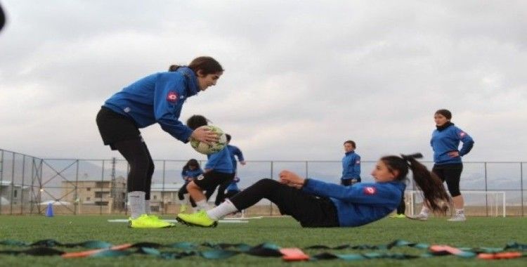 Yüksekova Kadın Futbol Takımı liderliğe hazırlanıyor