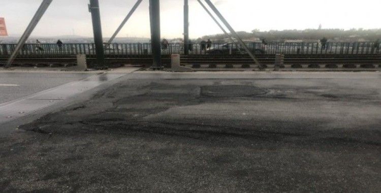 Galata Köprüsü'ndeki çukurlar sürücülere zor anlar yaşattı