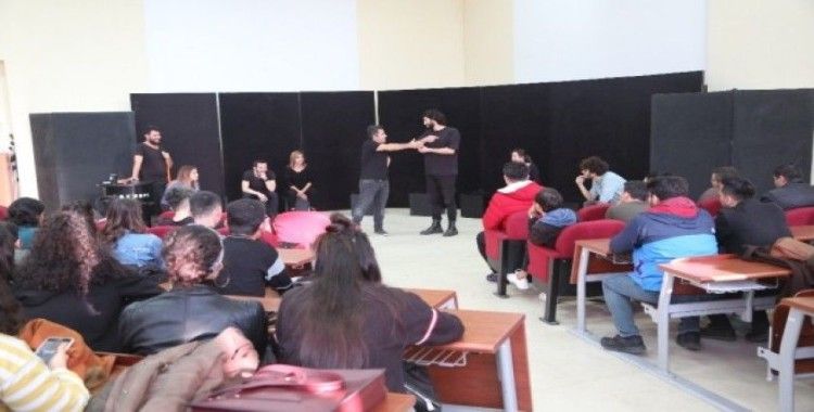 Erdemli’de üniversite öğrencilerine ücretsiz tiyatro gösterisi
