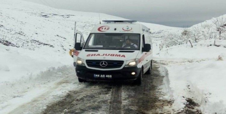 Kar nedeniyle ulaşılamayan hastanın yardımına karla mücadele ekipleri yetişti