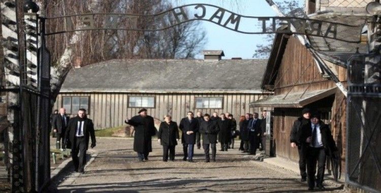 Merkel, Polonya'da toplama kampını ilk kez ziyaret etti