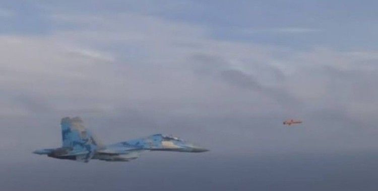 Ukrayna'nın fırlattığı seyir füzesi ile SU-27 savaş uçakları yan yana uçtu