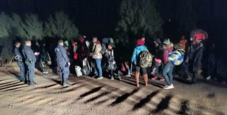 Ayvalık’ta 32 düzensiz göçmen ve 1 organizatör yakalandı