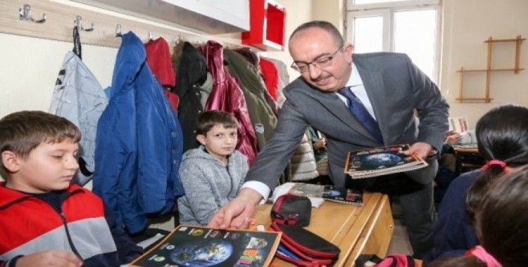 Başkan Kavuş, Bilim Kurdu Dergisi’ni öğrencilere dağıttı
