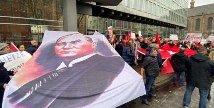 Alman Devlet Kanalı ARD önünde Atatürk protestosu